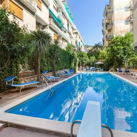 דירה Lush With Pool In סורנטו