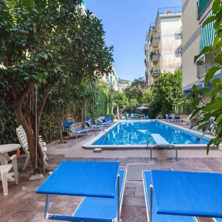 Lush With Pool In סורנטו
